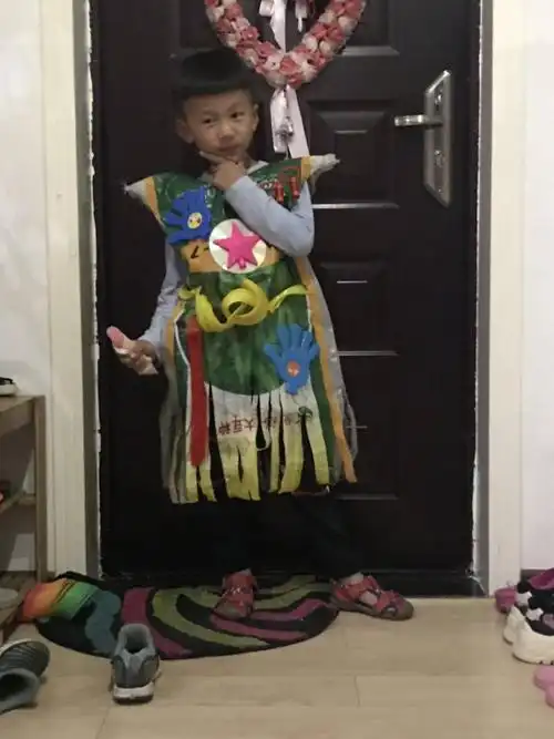 这件衣服装饰元素较多,采用了家里的一些废旧物品.