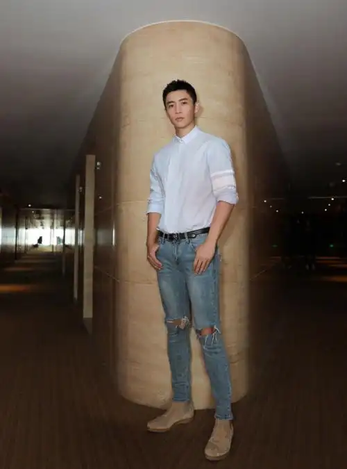 魏晨穿了六年前同款西装,魏晨西装图片--cms教程网