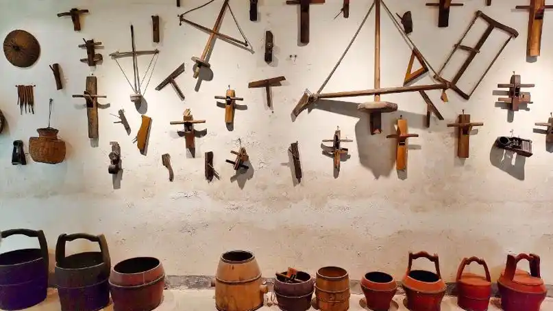 v视常州梅林村中的孔家木匠铺展示了一些农具生活用具的老物件读取了