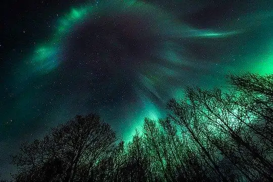 在南极称为南极光,在北极称为北极光. 极光多种多样,五彩缤540_361