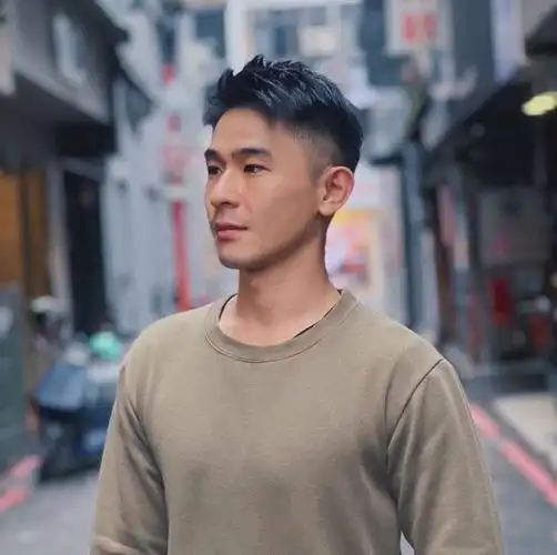 30岁男生别乱剪发型了,建议留这3款"露额"短发,轻熟显帅气