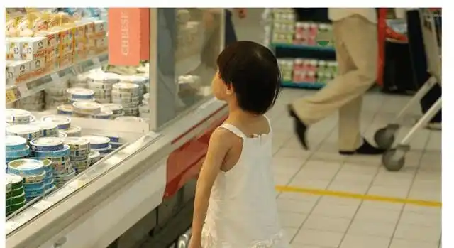位宝妈带女儿逛超市,因为天气太热的原因,小女孩的衣服都被汗水打湿了