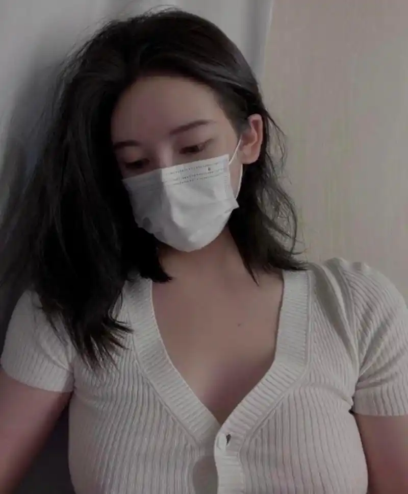 闺蜜就算戴着口罩都遮挡不住高冷的颜值和丰满的身材