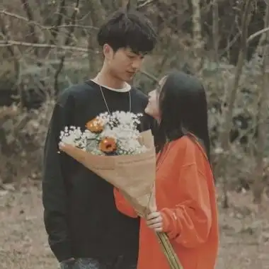 情侣头像捧花遮脸高清文艺的情侣头像一男一女捧花图片