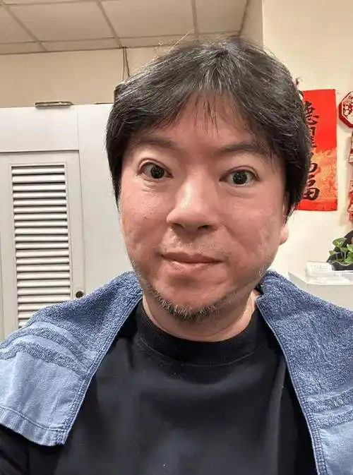 54岁高晓松近照曝光,剪去长发摘掉眼镜,换新造型再战娱乐圈