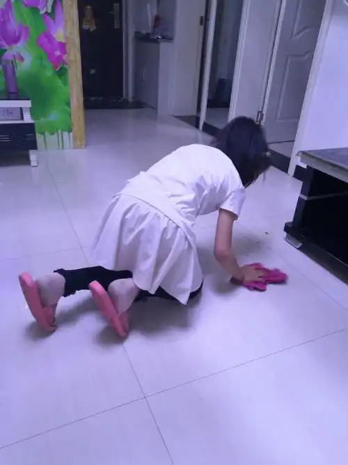 天天看见妈妈的身影在地板上弯腰擦地,今天我也体验了一下,累的腰酸背