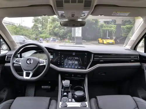 大众家族旗舰suv产品2021款途锐三款新车型上市