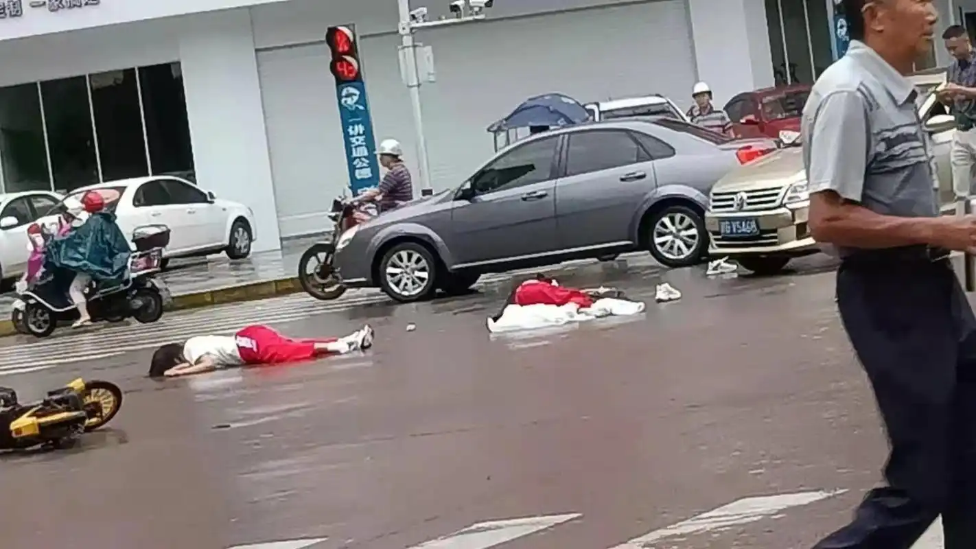 九江两女生骑共享单车与轿车相撞受伤入院图