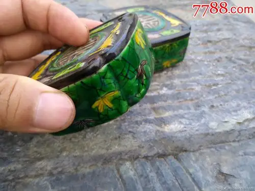下乡民间收得一善堂制绿釉粉青印泥盒一对,手工绘画,器型规整,包浆