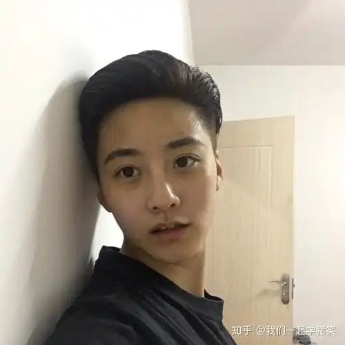 女生超短发两边剃掉是什么样子