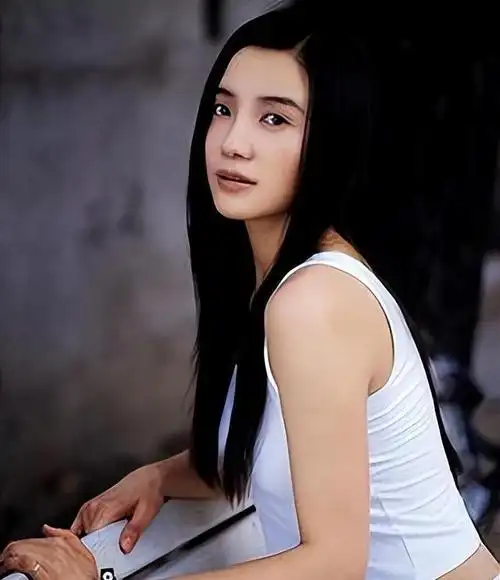 演员宋佳:因事业放弃陈龙,因婚姻放弃张黎,如今42岁依然单身