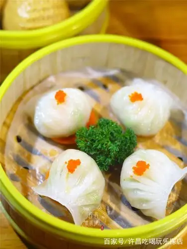 晶莹剔透的虾饺,鲜甜的虾仁和清脆芹菜粒若隐若 表面的蟹籽点缀的恰到