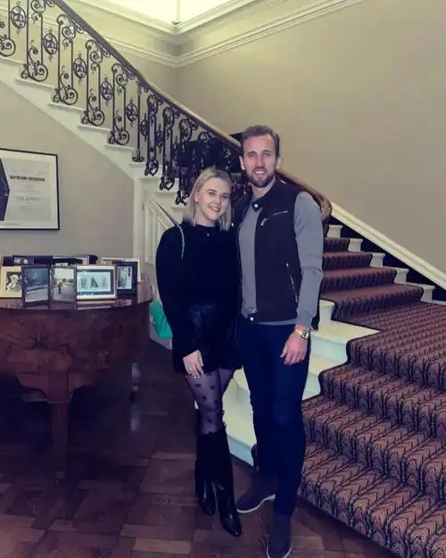 小两口很恩爱!凯恩为妻子甜蜜庆生