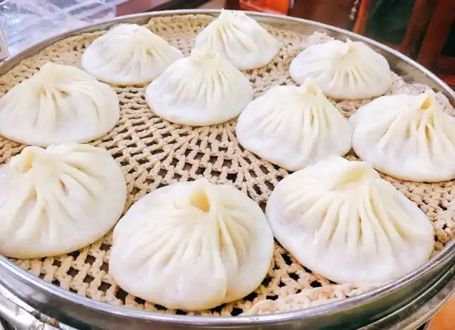 开封灌汤包,皮薄馅美味,咬开以后里面的汤汁都流出来了