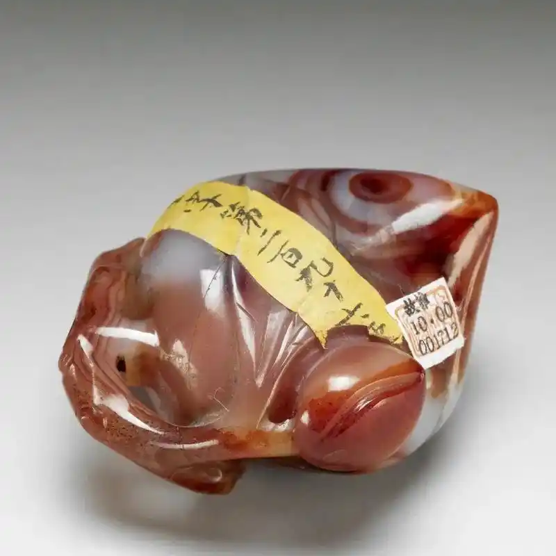 清 俏色巧雕玛瑙桃 台北故宫博物院藏 长6.2cm宽5