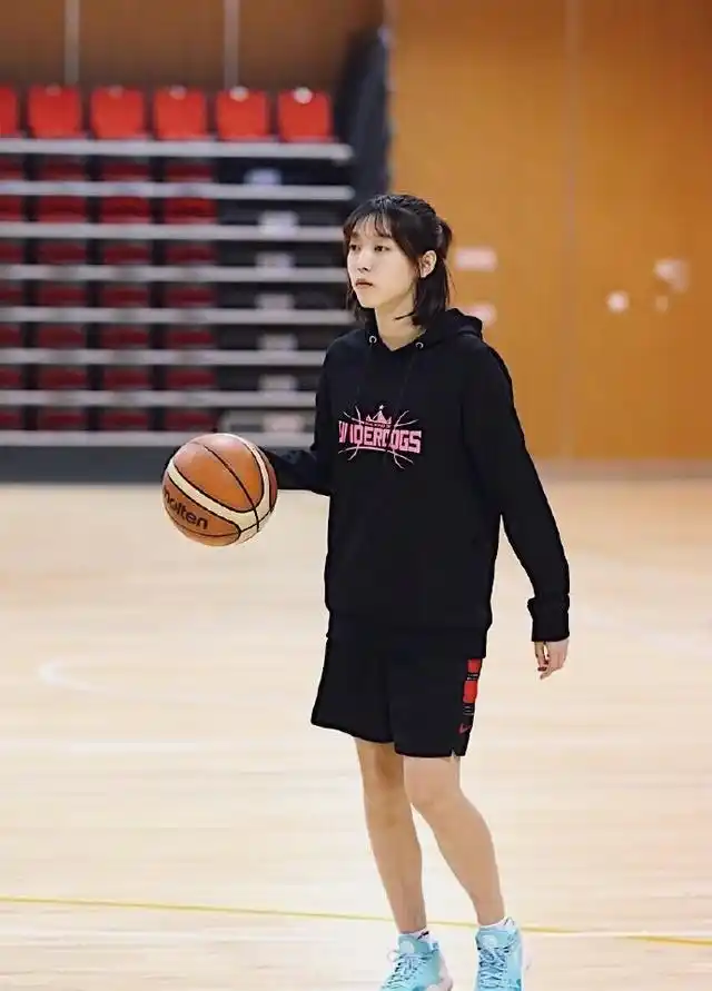 打篮球的女生最可爱!