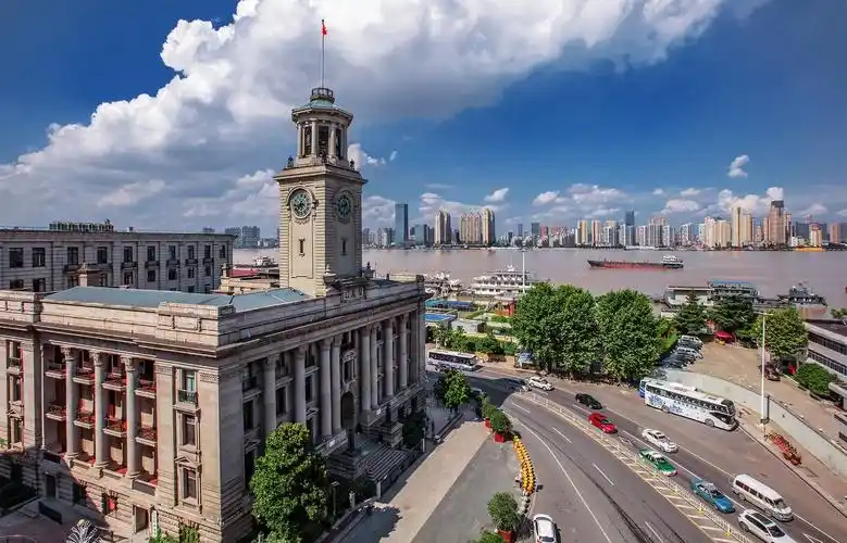 这座历史悠久的建筑位于湖北省武汉市汉口沿江大道与江汉路的交汇处