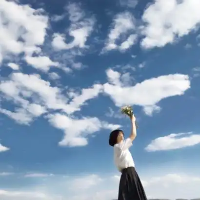 蓝天白云女生头像侧脸