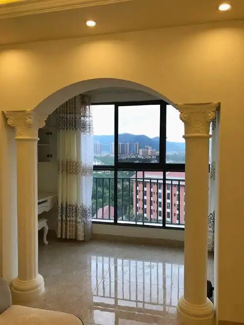 实景照片在原来的景观阳台门套位置,做了弧度的调整,加了欧式风格的