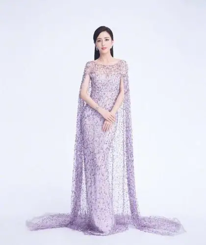 佟丽娅在2020庚子鼠年春晚上共穿了三套礼服.