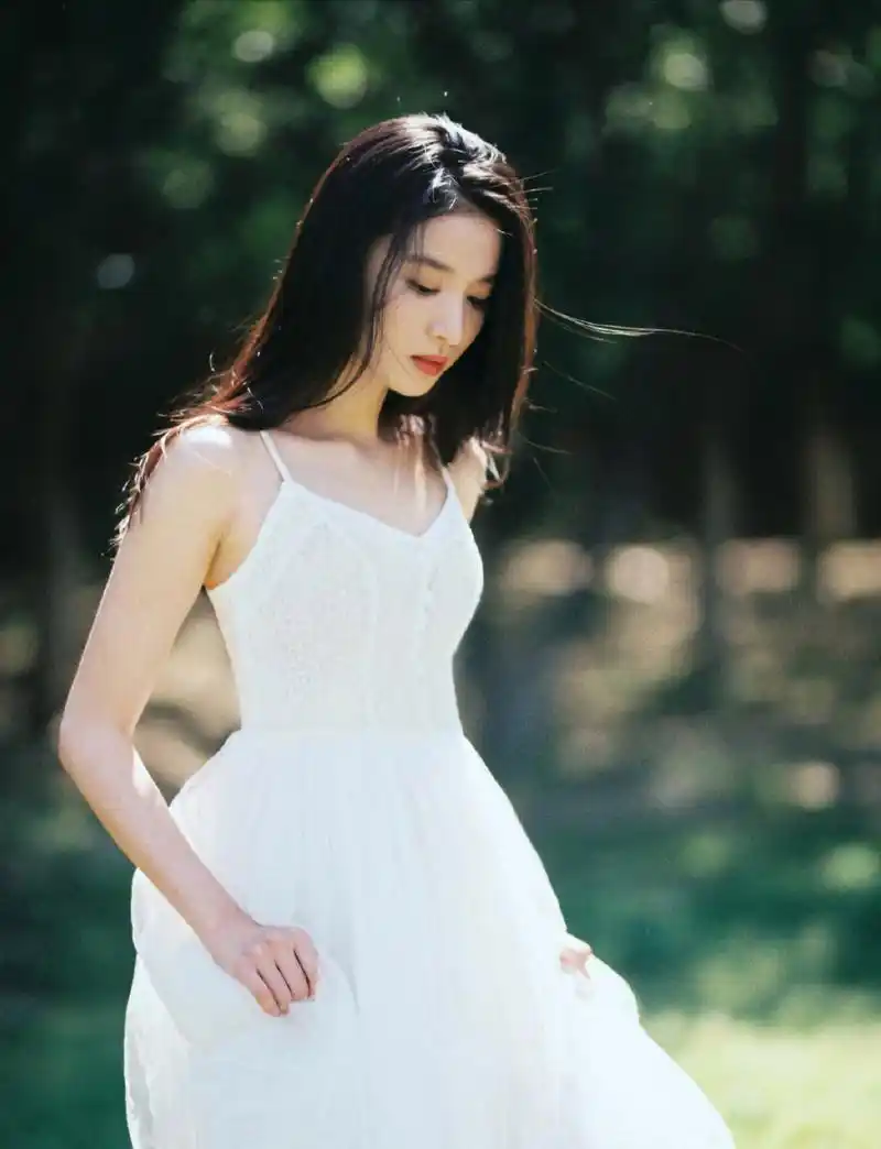 看王楚然穿白色吊带,显的清纯美丽,温柔可人,妩媚动人!