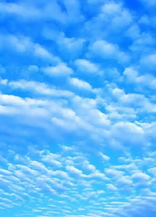 蓝天祥云总相映