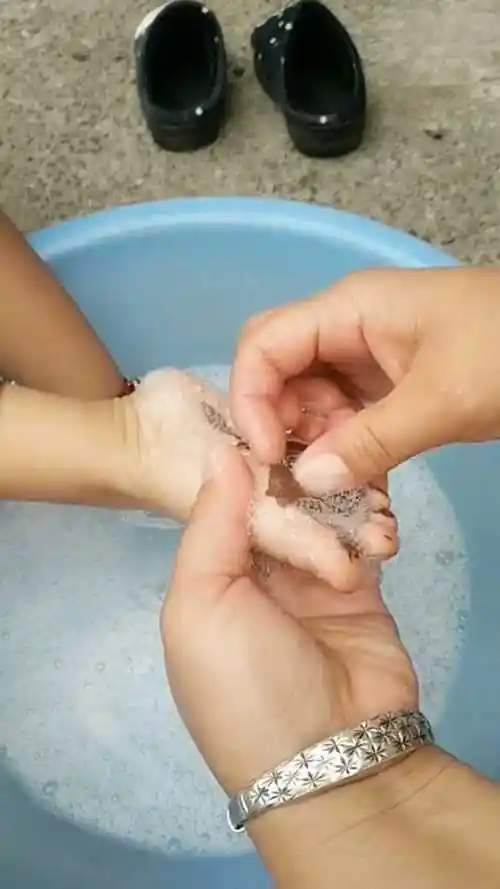 胶水粘住脚,这可怎么办_腾讯视频