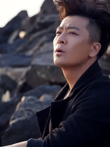 简介:于毅黑色风衣海边帅气写真,分享一组于毅图片给大家,图中的明星