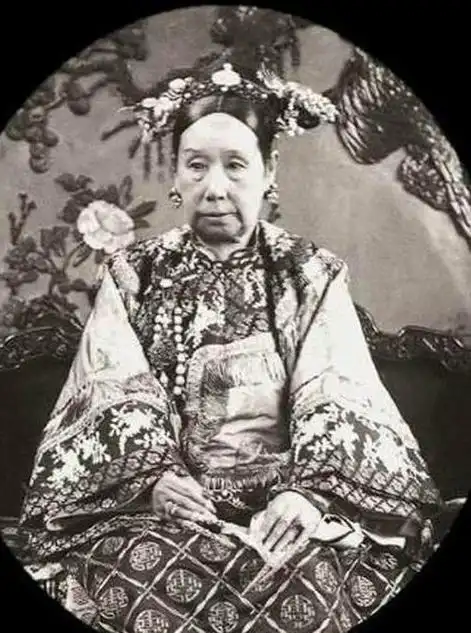 原创慈禧驾崩后隆裕太后在其寝居内发现暗室里面物品让其尴尬不已