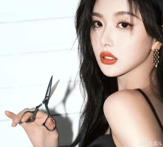 孔雪儿这一身黑西装开叉吊带裙搭配微卷发型……|孔雪儿|吊带裙|发型