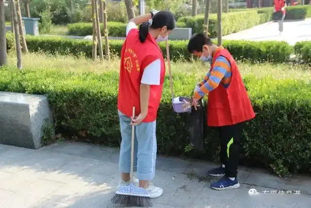 "清洁环境迎国庆 青春志愿靓家乡"高中生社会实践活动圆满举行