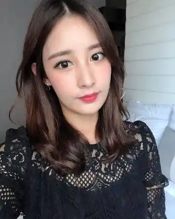 朴宥拉超话 ins更新 出差也要读书的宥拉