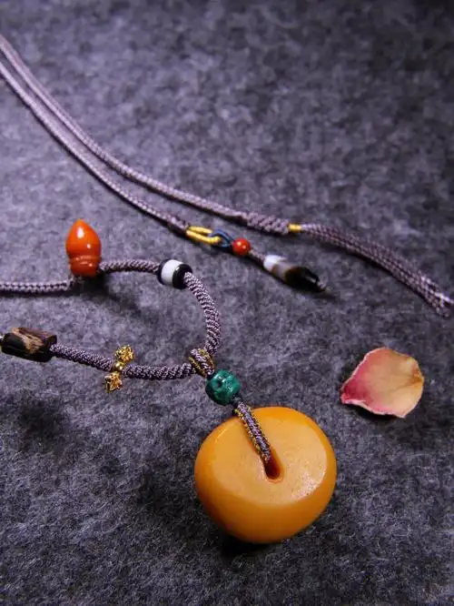 一条老蜜蜡饼子搭配的项链