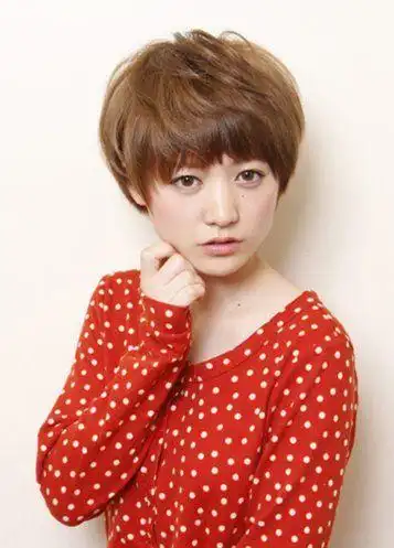 女生斜刘海短发演绎优雅短发魅力