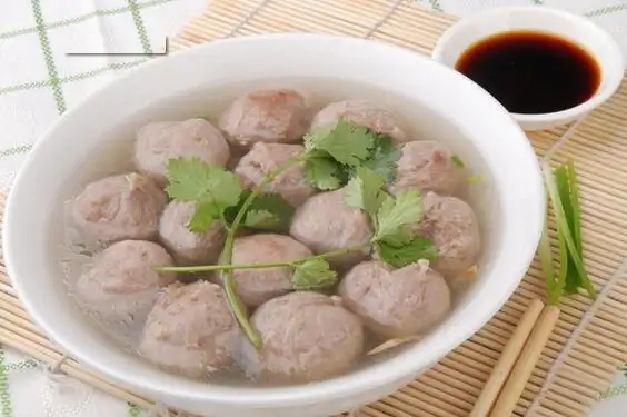 牛肉丸汤(图片来自网络)   1.水开后放入牛肉丸,煮至牛肉丸浮起.