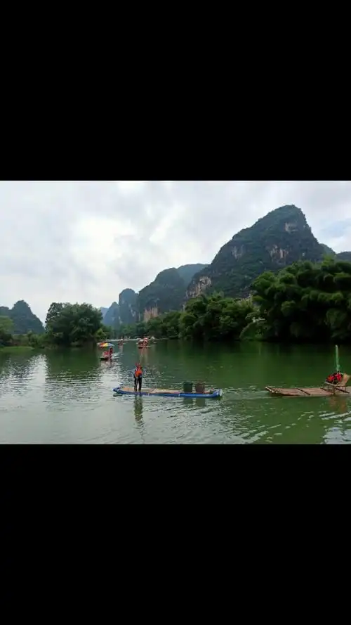 小小竹排江中游