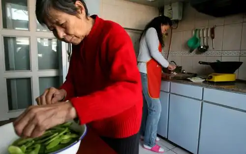 每次做饭的时候,红卫都会把母亲带到厨房,给母亲找点事做,这样她才能