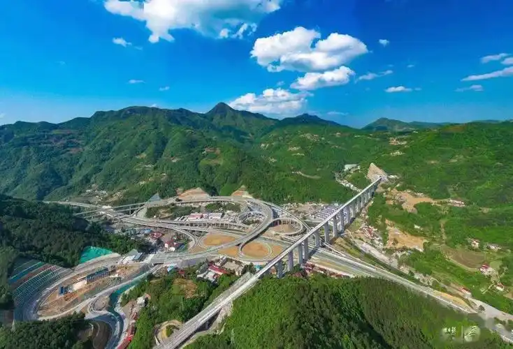 【即将通车】近日,被誉为"湖北最美高速公路"的保神(保康县至神农架林