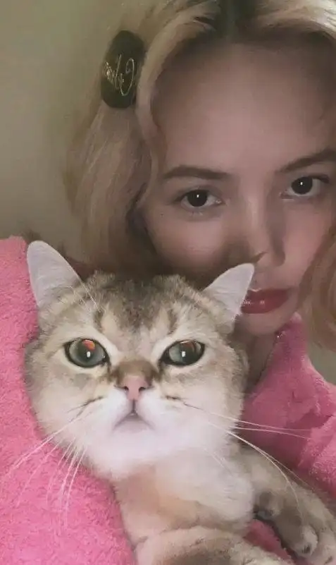 lisa无刘海新发型美女金发露额头也很不错诶