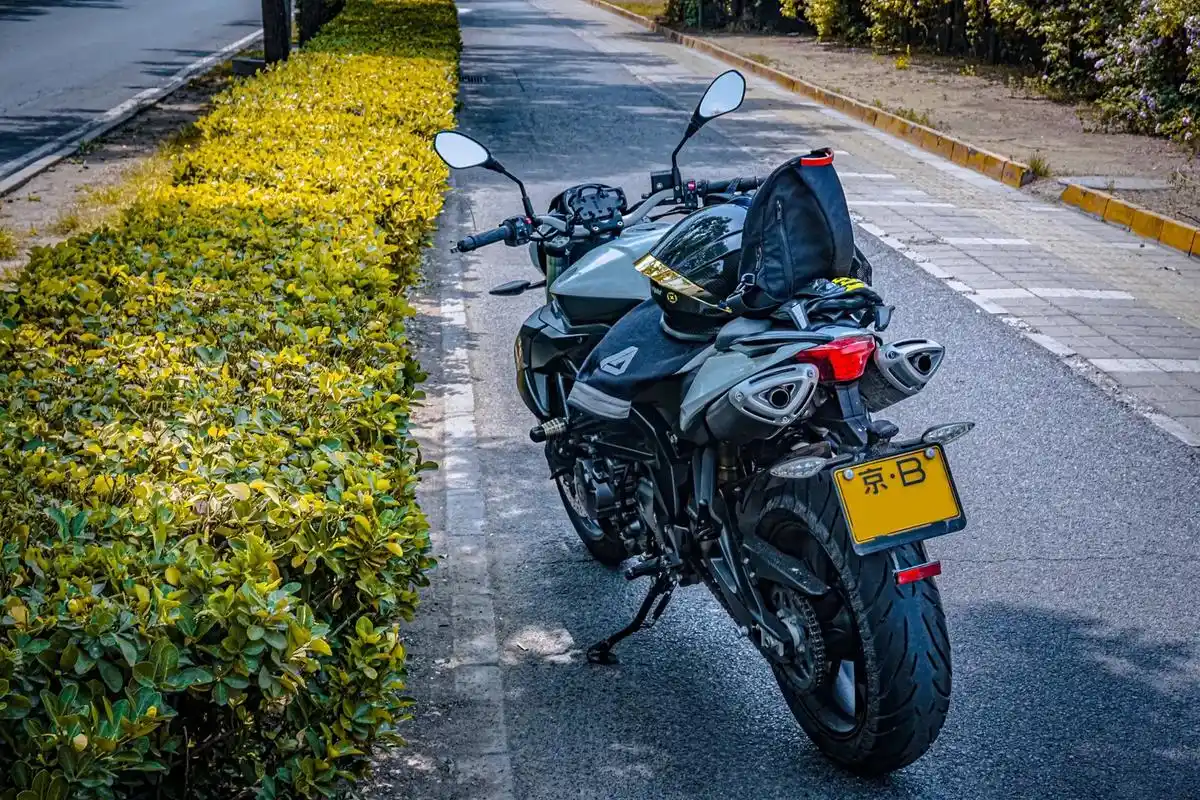 第一次追焦哈 #机车摄影 勿喷 不怎么会调参数 #黄龙600 - 抖音