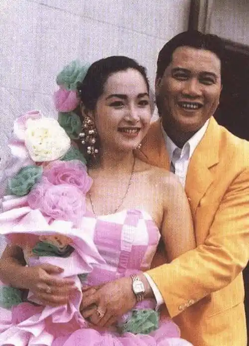 谢玲玲回台湾与恬妞叙旧,两人穿粉色上衣很年轻,搂肩合照像姐妹_生活