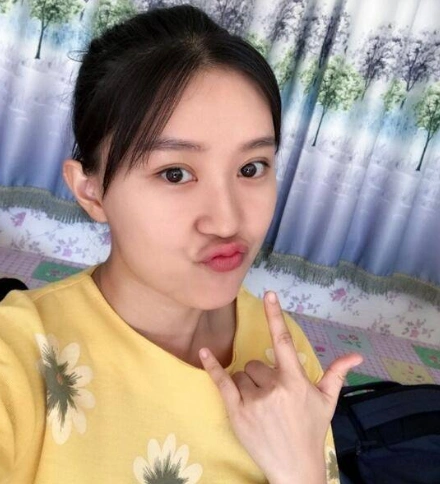 2006年蒋依杉被赵本山选中出演《乡村爱情》中的刘英,开始了她的演艺