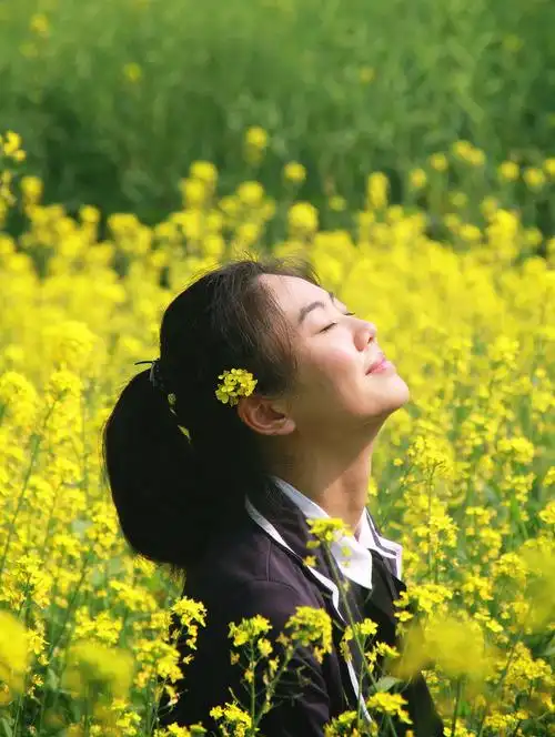 油菜花田人像摄影_yinoe-站酷zcool