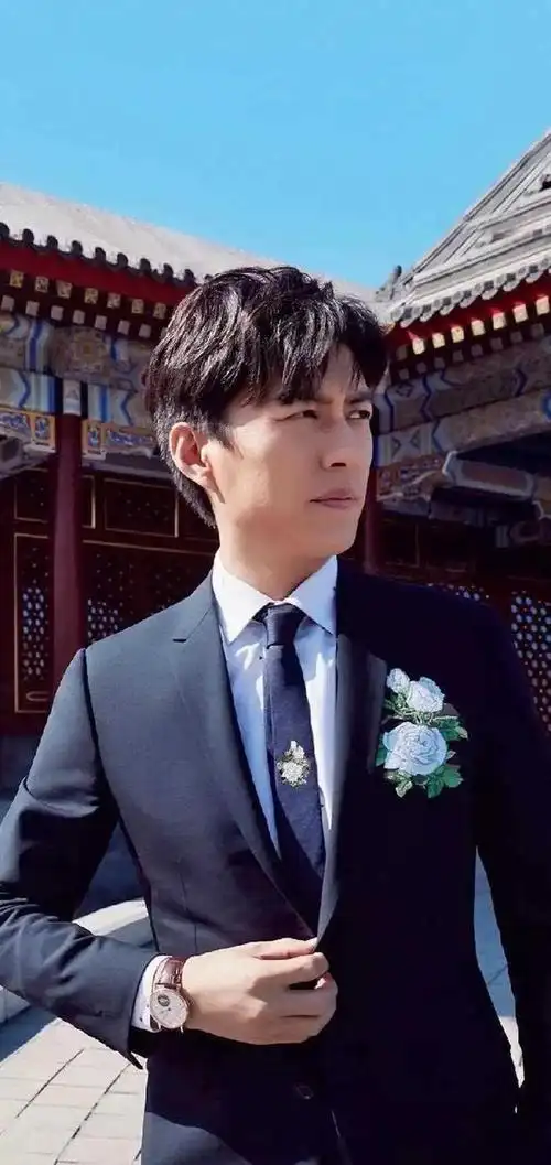 吴越探班靳东晒照她50岁素颜露老态男神46岁满脸褶依旧帅