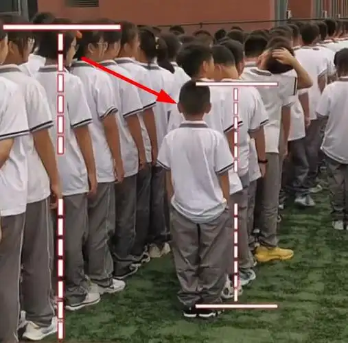 初中男女生出现"断崖式身高差",男生仰头看女生,画面有点喜感