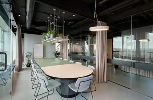 想要完美利用办公室空间,家具选择定制会更好些,根据空间进行合理设计