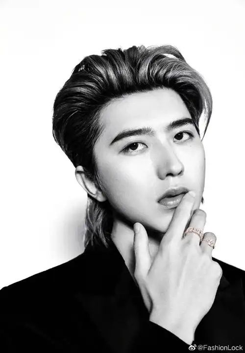 蔡徐坤黑色丝绒西装大片##蔡徐坤黑色西装背头大片