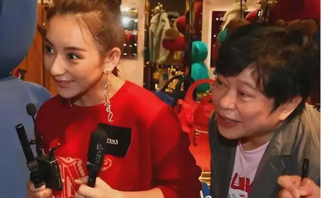 郭富城小美聚餐被偶遇差4岁遭指像母子女方未婚宠爱方媛女儿