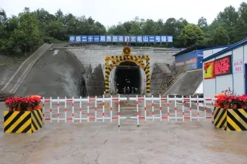 中铁二十一局三公司丽香铁路文笔山二号隧道建成"标准化文明洞口"