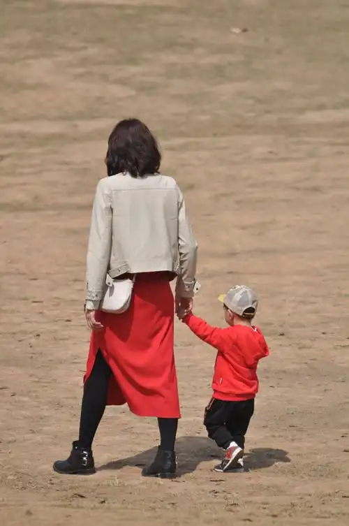 牵妈妈的手春节的公园